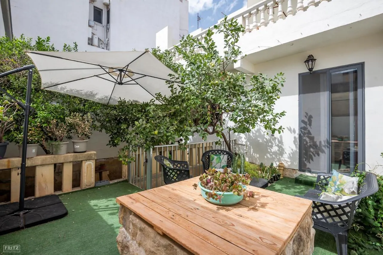 Gazde/Camere de închiriat Close To Airport, Double Bedroom, Sofa-Bed, Private Bathroom For Adults And Children Aged 10 And Over Only Gudja Malta