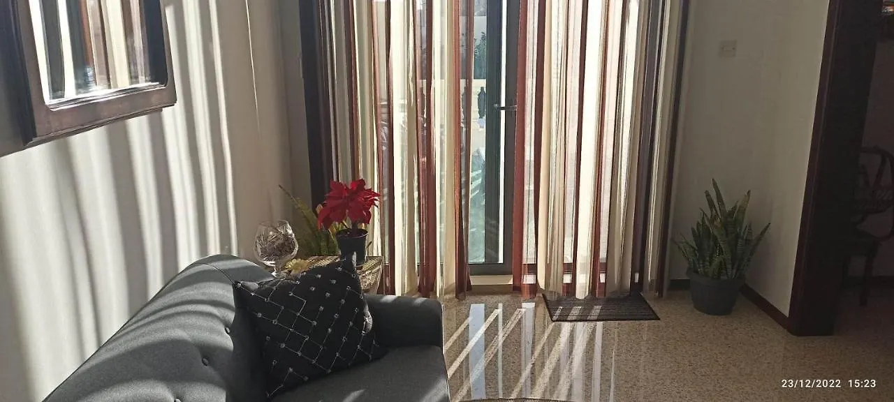 Close To Airport, Double Bedroom, Sofa-Bed, Private Bathroom For Adults And Children Aged 10 And Over Only Gudja Gazde/Camere de închiriat